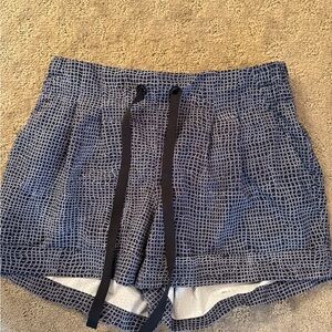 Lululemon checkered tie short